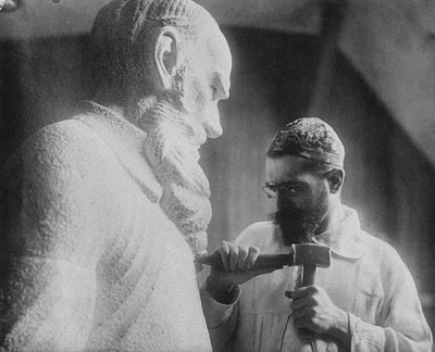 俄罗斯雕塑家谢尔盖·默库洛夫（Sergey Merkurov）1881-1952年，在列夫·托尔斯泰的雕像上工作 作者 不明