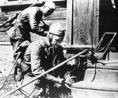 1944年，带有排雷探测器的俄罗斯士兵清理了一个被困在诱饵中的房子 作者 不明