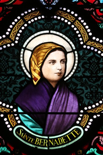 圣心教堂。 彩色玻璃窗户。 Ste Bernadette Soubirous 以玛丽安幻影而闻名，20160604，法国穆兰 作者 不明