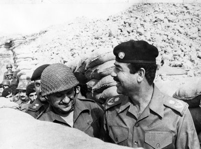 萨达姆·侯赛因（Saddam Hussein）检查伊拉克的巴士拉前线，1986年 作者 不明