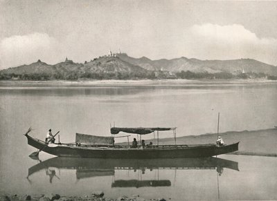 伊洛瓦底江（Irrawaddy）的实皆（Sagaing）-1900年，每个山顶都冠以一座宝塔。 作者 不明