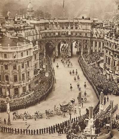 1937年5月12日，水手们在特拉法加广场上行走 作者 不明
