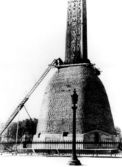 沙袋保护埃及方尖碑的基地，德国占领巴黎，1940年 作者 不明