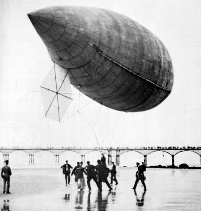 Santos-Dumonts飞艇从法国Trouville出发，1905年 作者 不明
