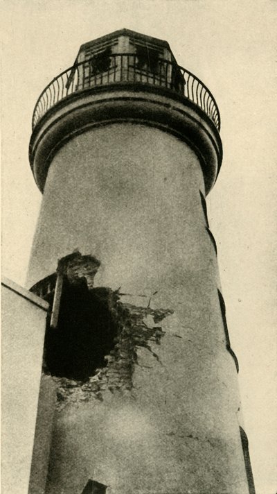 斯卡伯勒灯塔被德国炸弹击中，第一次世界大战，1914年12月，c1920。 作者 不明
