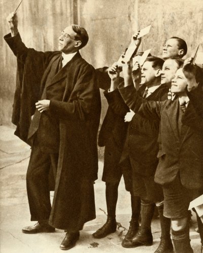 1921年，英国，1935年，男生和教师观测日食。 作者 不明