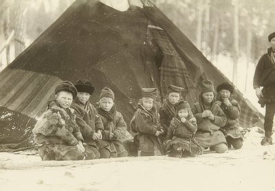 瑞典。在帐篷前面的孩子们。 1900年左右 作者 不明