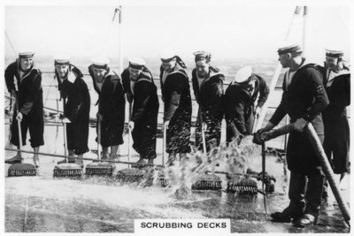 在纳尔逊号（HMS Nelson）上擦洗甲板，1937年 作者 不明