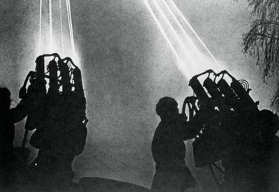 探照灯操作员准备夜间轰炸，莫斯科，1941年 作者 不明