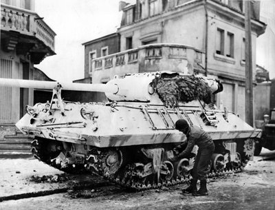 第二次世界大战（1939-1945） - 第二次世界大战（WWII or WW2）：1944年12月20日左右的卢森堡：在德国前进的南翼，一名美国士兵为适应气象条件涂上了白色的M36坦克 作者 不明