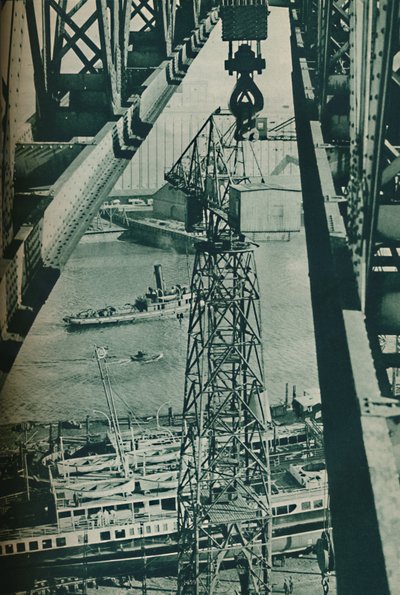从起重机上看，克莱德河（River Clyde）看上去像是一个长长的狭窄码头盆地，1937年 作者 不明