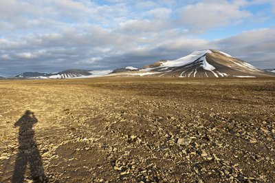 Plataberget 上的人类多边形结构土壤的阴影，后面白雪覆盖的 Nordenskjoeldfjellet 峰，靠近朗伊尔城，斯匹次卑尔根，斯瓦尔巴群岛，挪威，欧洲 作者 不明
