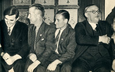 岸上的船友。约翰·G·温南（英语：John G. Winant），欧内斯特·贝文（Ernest Bevin）和商船员，1942年 作者 不明
