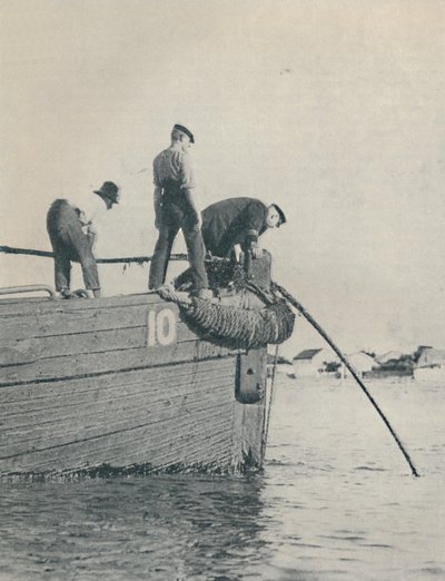 海底电缆的岸端通常由打火机敷设，1937年 作者 不明