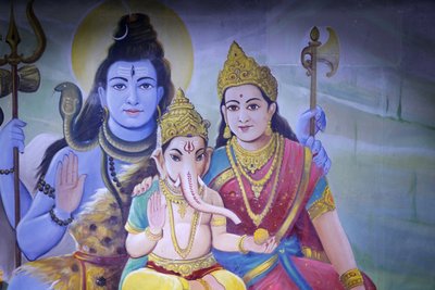 Shree Ram Mandir，莱斯特。 Shiva、parvati 和他们的儿子 Ganesh。 英国 作者 不明
