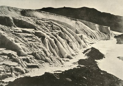 费拉尔冰川的一面。左下角的人形雕像，c1908，1909年。 作者 不明