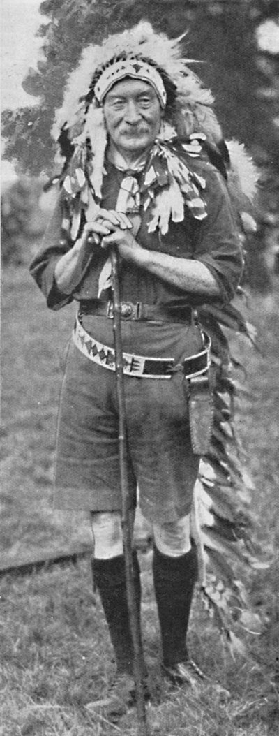 罗伯特·巴登·鲍威尔爵士，身穿红色印第安部落服饰，大约于1925年。 作者 不明