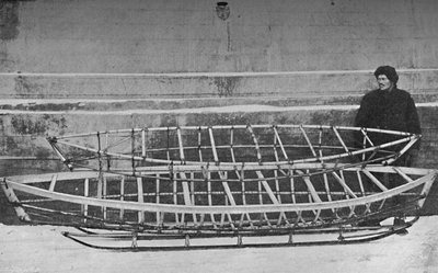 1894年和1897年，一只手竹制的骨架o皮划艇和一把双人皮划艇 作者 不明