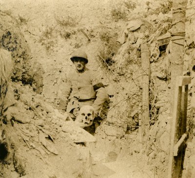 发现头骨埋在战es中，c1914-c1918 作者 不明