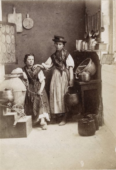 Small metiers：两个女人在厨房里挑水的画像。 19 世纪 纸板印刷 昏暗。 6x8,3 厘米 作者 不明
