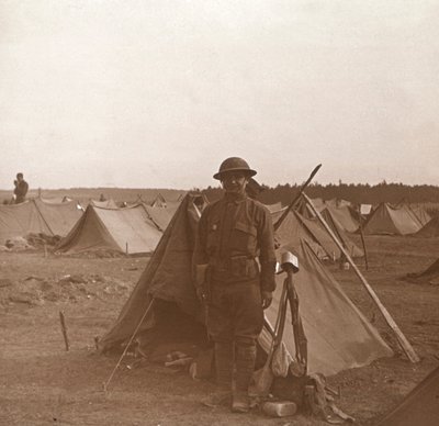 士兵站在帐篷里，美国营地，法国梅莱特，c1914-c1918。 作者 不明