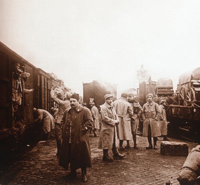 前往法国北部埃佩尔内索姆河的士兵，c1914-c1918 作者 不明
