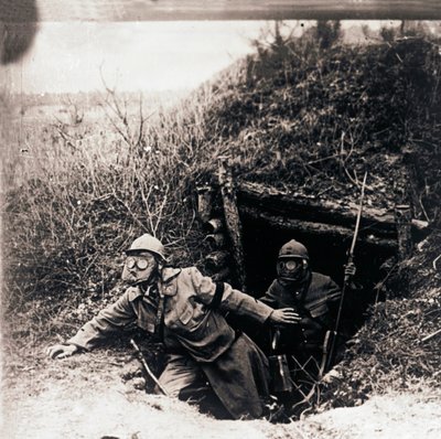 从战emerging出来的防毒面具的士兵，c1914-c1918 作者 不明