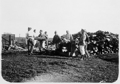 法国外籍军团士兵堆叠原木，叙利亚，二十世纪 作者 不明