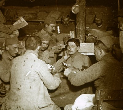 在战es中玩Manille [纸牌游戏]的士兵，c1914-c1918 作者 不明