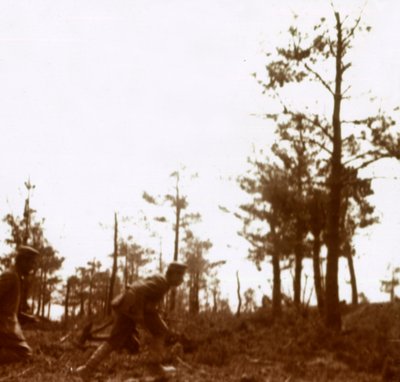 c1914-c1918在战场上奔跑的士兵 作者 不明