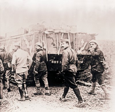 士兵在坦克后面行走，c1914-c1918。 作者 不明