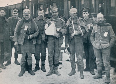 1915年，在戴高乐尚（Neuv Chapelle）战斗中，一些开朗的受伤者戴着被抓获的德国头盔 作者 不明