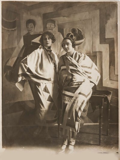 索尼娅-德劳内在她的工作室，约1924年。 作者 不明