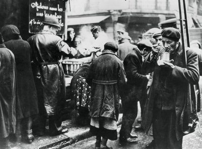 1941年2月，德军占领的巴黎勒哈勒（Les Halles），为有需要的人提供汤料厨房 作者 不明