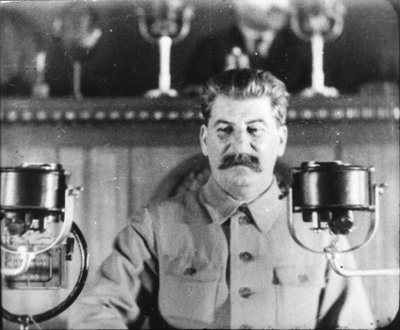 苏联领导人约瑟夫·斯大林在1930年代的共产党代表大会上发表演讲 作者 不明