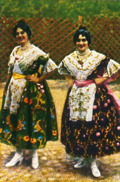 身着传统服装的西班牙妇女，摄于1928年。 作者 不明
