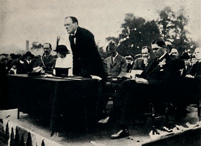 在1917年和1945年在恩菲尔德弹药厂发表演讲。 作者 不明
