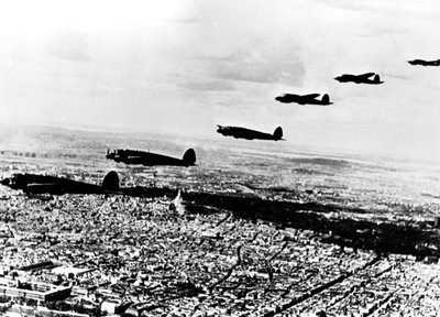 1940年7月，德国Heinkel He中队的111架轰炸机飞越被占领的巴黎 作者 不明
