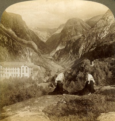 斯塔尔海姆酒店（Stalheims Hotel）及其壮丽景色，穿越著名的挪威纳罗达尔（Naerodal），1905年。 作者 不明