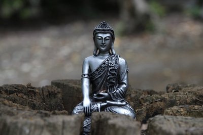 Statue in the garden of Buddhapadipa temple, Wimbledon, Grande-Bretagne 作者 不明