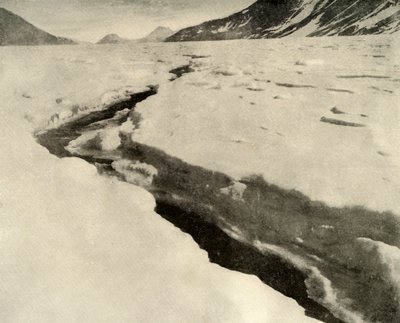 1909年，仲夏，费拉尔冰川中部的流水。 作者 不明