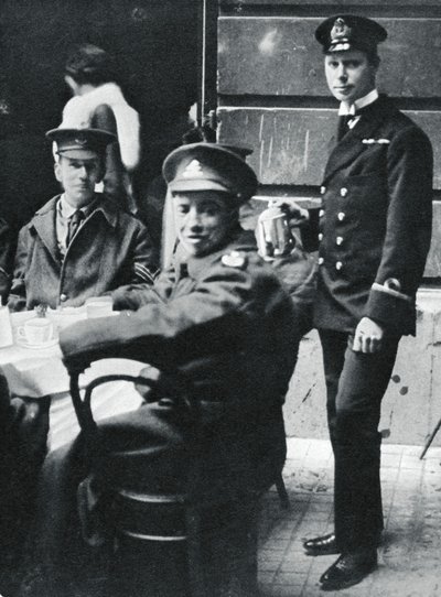 艾伯特中尉在白金汉宫为受伤的士兵喝茶，1916年 作者 不明