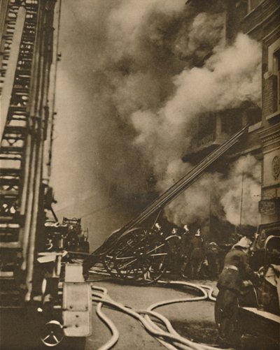 1935年，在狭窄的城市街道上制服了一场大火。 作者 不明