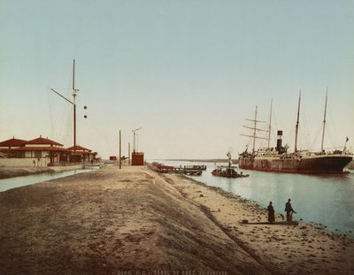 苏伊士运河在El Qantara，约1900年（彩色照片）。 作者 不明