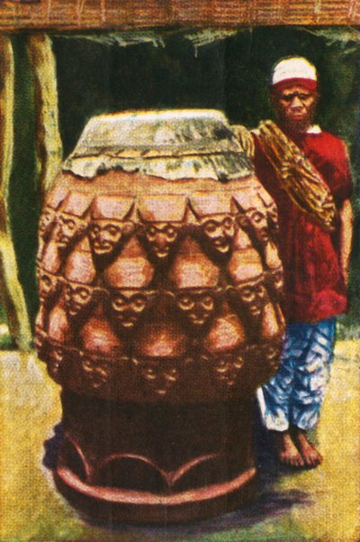 会说话的鼓，喀麦隆，c1928。 作者 不明