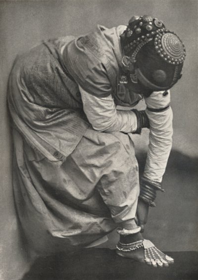带脚和头饰的Tamulin，1926年 作者 不明