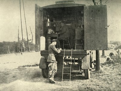 1919年，英国皇家空军风筝气球区附加了电话卡车交换部门。 作者 不明