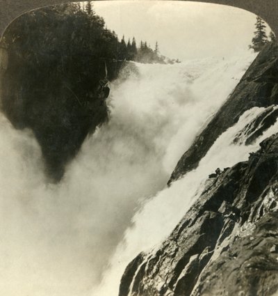 强大的Riukan Falls壮丽壮丽，始于800英尺高的下降点，挪威，建于1905年。 作者 不明