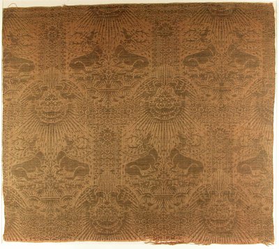 带有卧姿哈特人、老鹰、云彩和太阳光的纺织品碎片，意大利，1390年代。 作者 不明