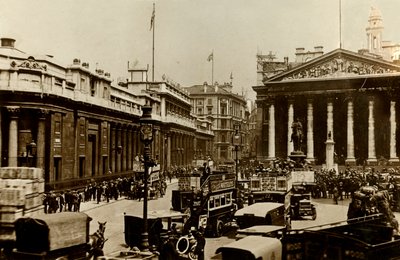 英格兰银行和皇家交易所，伦敦，摄于1910年。 作者 不明